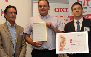 eAward Platz 1 für Lehrbuchsammlung L3T. Stephan Sticher, bit (li.) und Martin Szelgrad, Report (re.) gratulieren Martin Ebner, TU Graz.